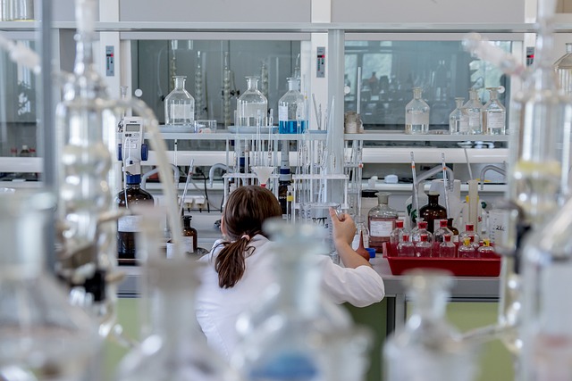 žena v laboratoři