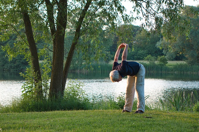 senior cvičí jógu