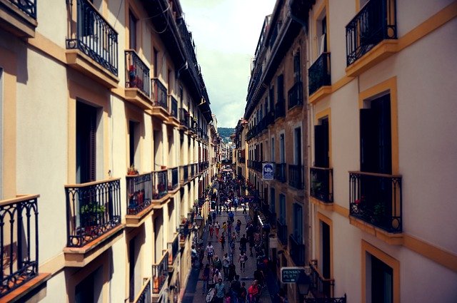 ulice s domy a balkony